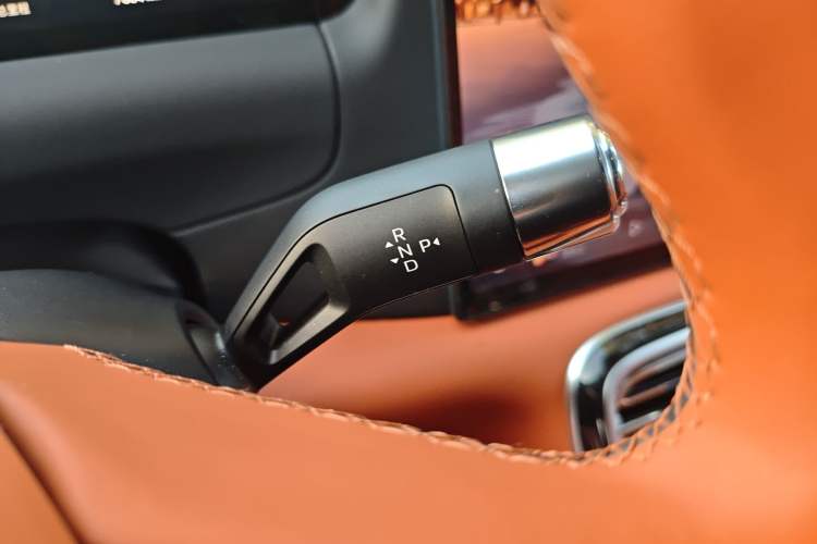 Used Geely Galaxy M9 2025 Model 210km Four-Wheel-Drive Leading Edition