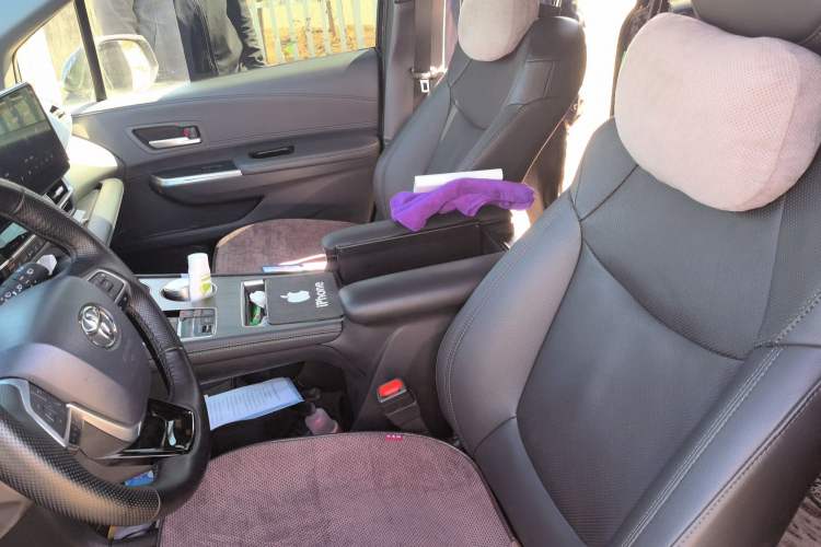 Used Toyota Sienna 2023 2.5L Hybrid Deluxe Edition
