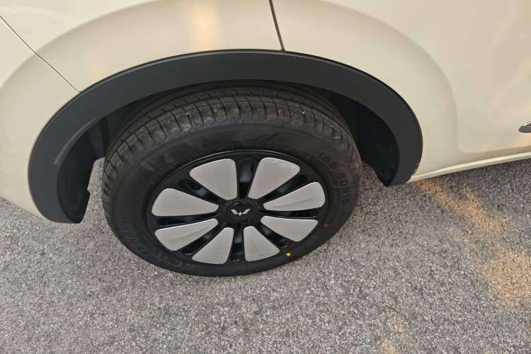 Used Wuling Bingo 2025 333 km Lingxi Connected Version Right Rear Wheel Hub