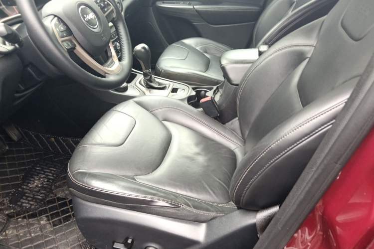 Used Jeep Cherokee 2016 2.4L Professional Smart Version Left Front Seat