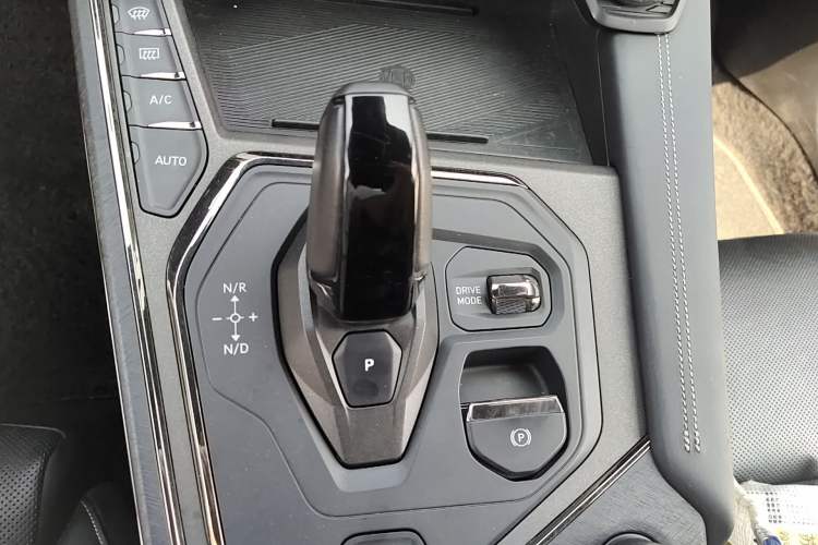 Used Lynk & Co 01 2023 1.5TD EM-F PM Gear Lever