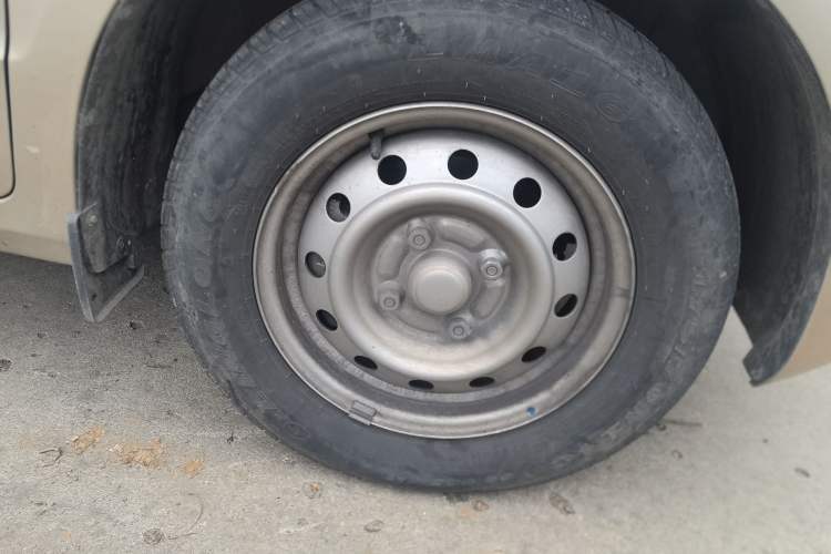 Used Wuling Hongguang V 2022 1.5L Jingqu Version Hydraulic Power Steering LAR Right Front Wheel Hub