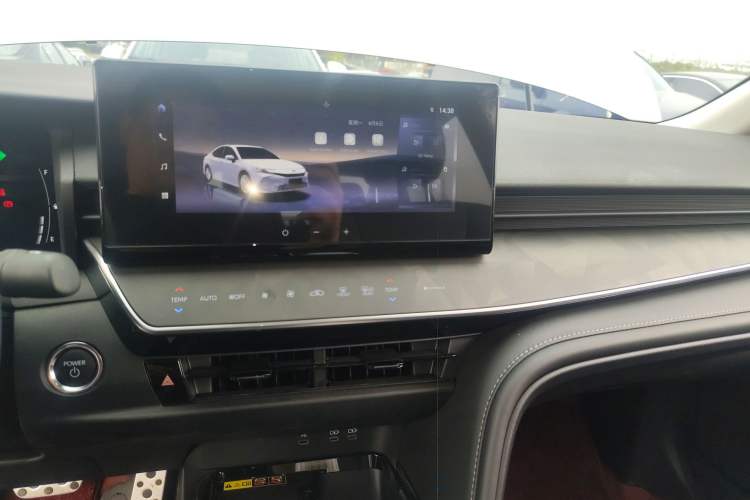 Used Toyota Camry 2026 Model Dual-Engine 2.0HSE Sport Lite Edition Audio And AC Panel