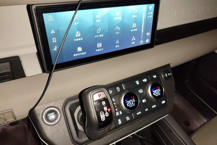 Used Land Rover Defender 2020 110 P400 SE Audio And AC Panel