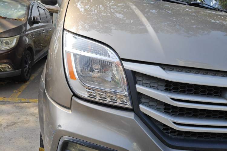 Used SAIC MAXUS Xintu V80 2018 2.5T AMT Aoyuntong Short Wheelbase Ultra-Low Roof 5-6 Seater
