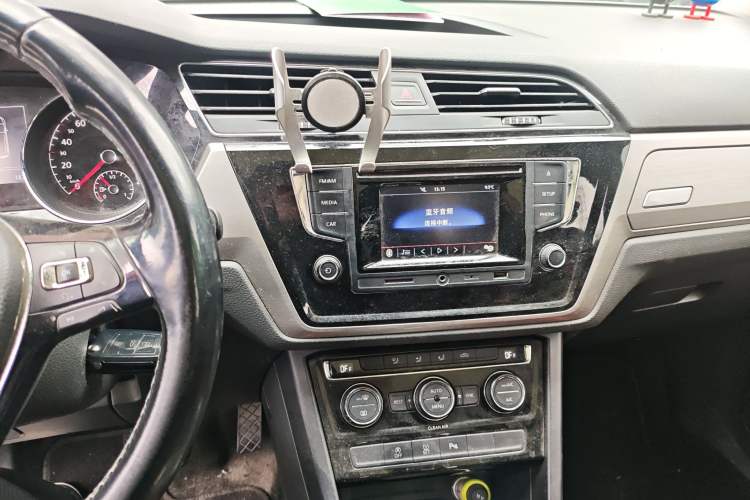 Used Volkswagen Touran 2016 Volkswagen Touran L 280TSI DSG Comfort Edition Audio And AC Panel