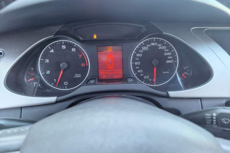 Used Audi A4L 2012 2.0 TFSI automatic Comfort trim level