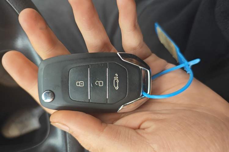 Used SAIC MAXUS Xintu V80 2025 Value Edition Aoyuntong 2.0T Manual Long Wheelbase Mid-Height Design 127 Ps 6/7/9-Seater Vehicle Key