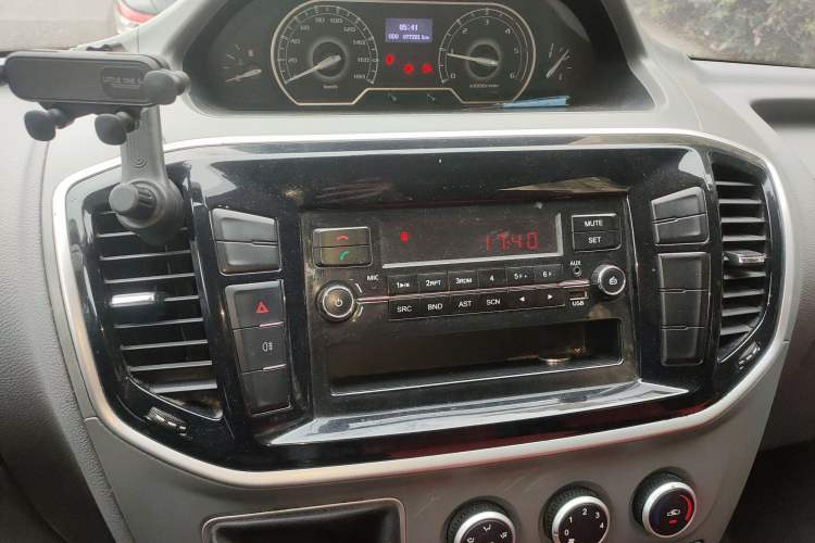 Used SAIC MAXUS Xintu V80 2019 2.5T Classic Edition 6-Speed Manual – Aoyuntong Short Wheelbase Mid-Height Design 5/6 Seats