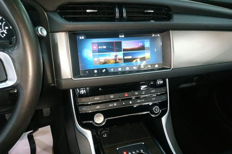 Used Jaguar XFL 2018 XFL 2.0T 250 PS Luxury Edition Audio And AC Panel