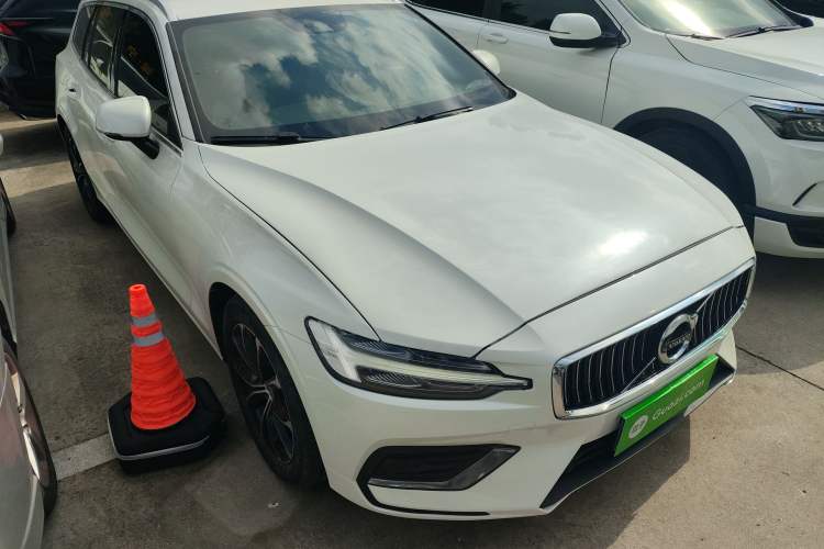 Used Volvo V60 2021 B4 Zhiyi Luxury Edition Front Right 45 Deg