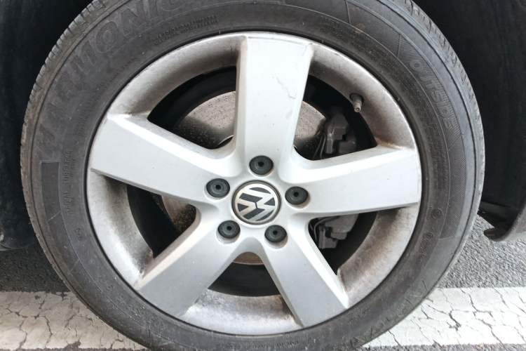 Used Volkswagen Touran 2013 1.4T Manual Fashion Edition 5 Seats Right Front Wheel Hub