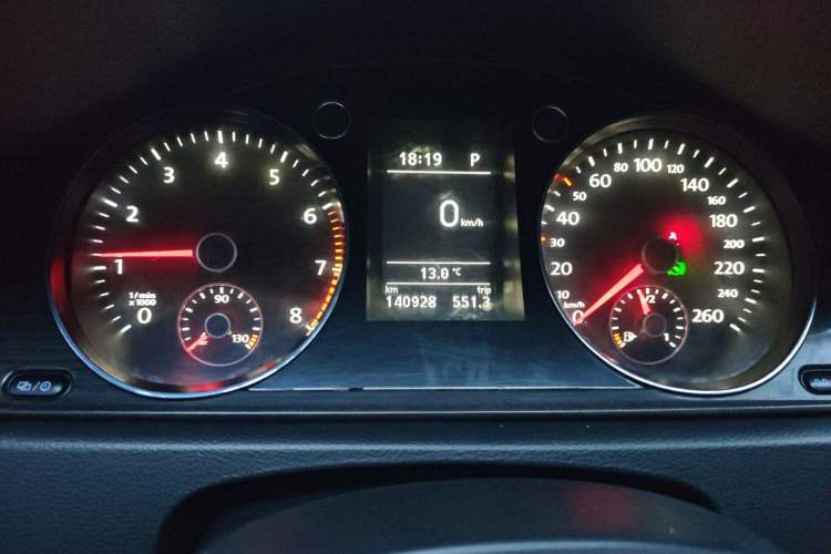 Used Volkswagen Magotan 2013 2.0 TSI Prestige Model Odometer Close Up