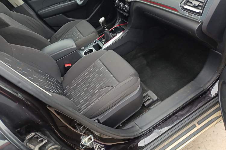 Used Haval H2 2018 Chuanxiang Edition Blue Badge 1.5T Manual Two-Wheel Drive Fashionable Model
