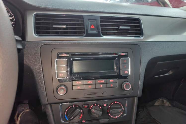 Used Volkswagen Santana 2015 1.6L Manual Comfort Edition