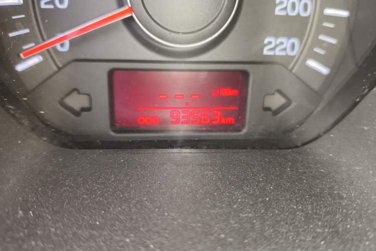 Used Kia K2 2012 Hatchback 1.4L MT Cool Edition Commemorative Model Odometer Close Up