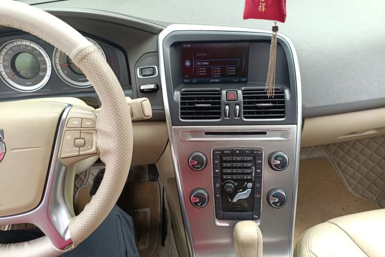 Used Volvo XC60 2012 T5 Comfort Edition Audio And AC Panel