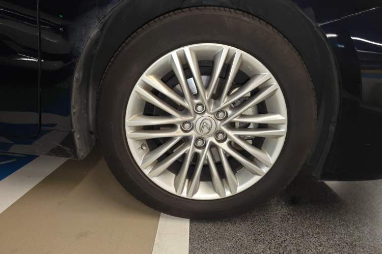 Used Lexus ES 2015 250 Elegant Edition Right Front Wheel Hub