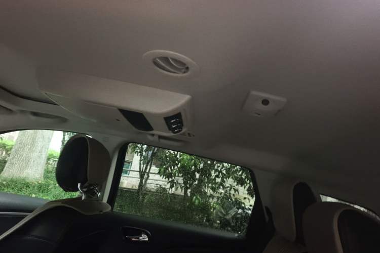 Used Dodge Journey 2013 2.4L Two-Wheel Drive Luxury Version Headliner