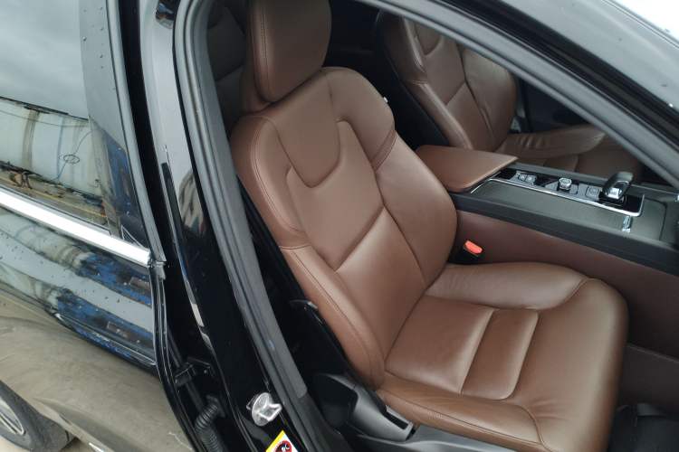 Used Volvo XC60 2023 B5 4x4 Smart Luxury Edition Right Front Seat