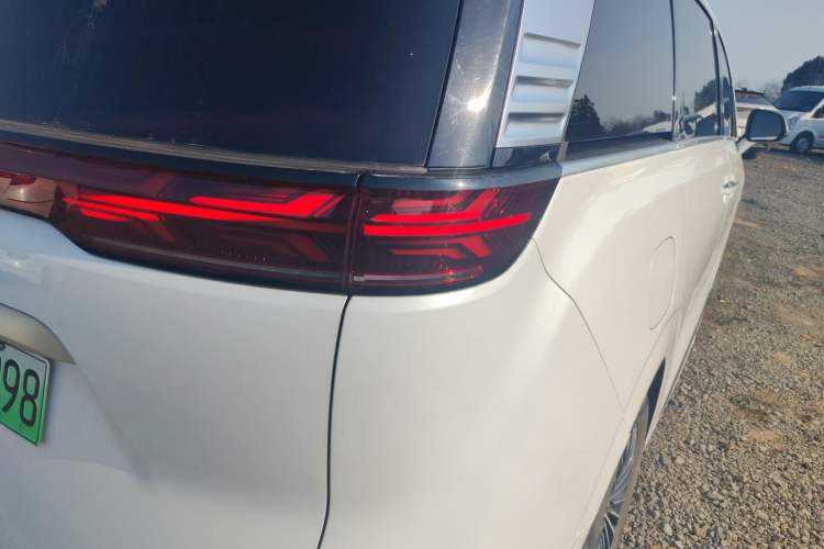 Used Denza D9 2022 DM-i 970 Four-Wheel Drive Prestige Model
