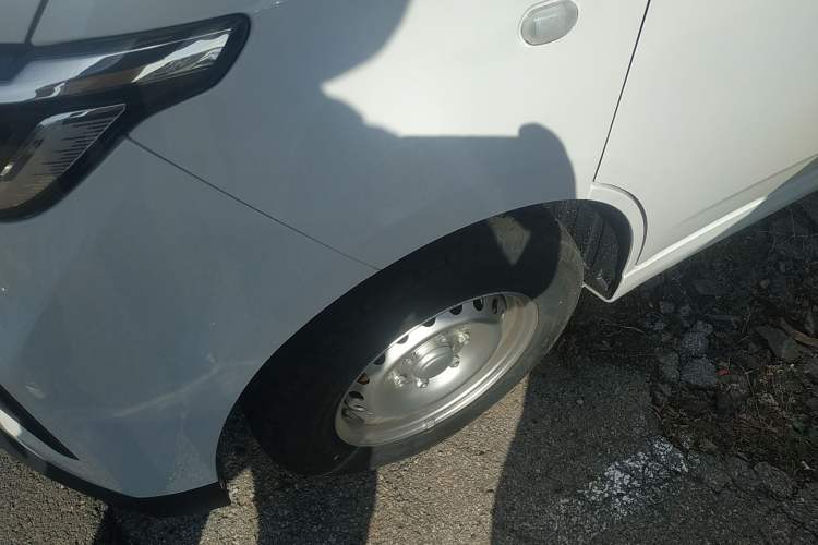 Used Wuling Yangguang 2024 300KM Comfort Version Passenger Van 75kW