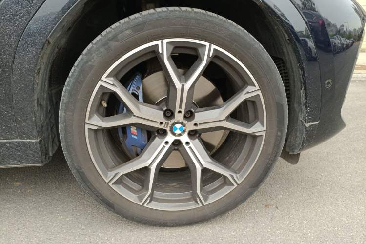 Used BMW X6 2021 xDrive40i Luxury Model with M Sport Package Right Front Wheel Hub