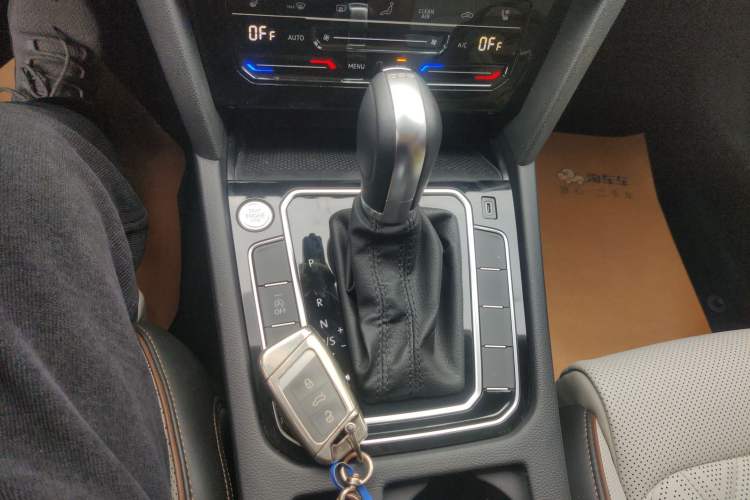 Used Volkswagen Magotan 2023 2 Million Units Commemorative Edition 330TSI DSG Luxury Version Gear Lever