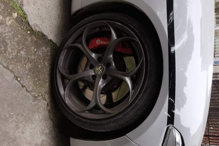 Used Alfa Romeo Giulia 2017 2.0T 200HP Luxury Edition Right Front Wheel Hub