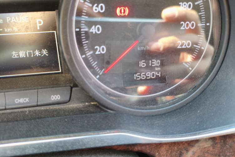 Used Dongfeng Aeolus A9 2016 1.8T Luxury Model Odometer Close Up