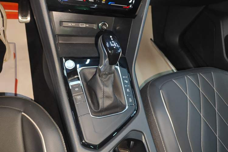 Used Volkswagen Tiguan L 2024 Outstanding Model 330TSI Automatic Two-Wheel Drive R-Line Dragon Glory Edition
