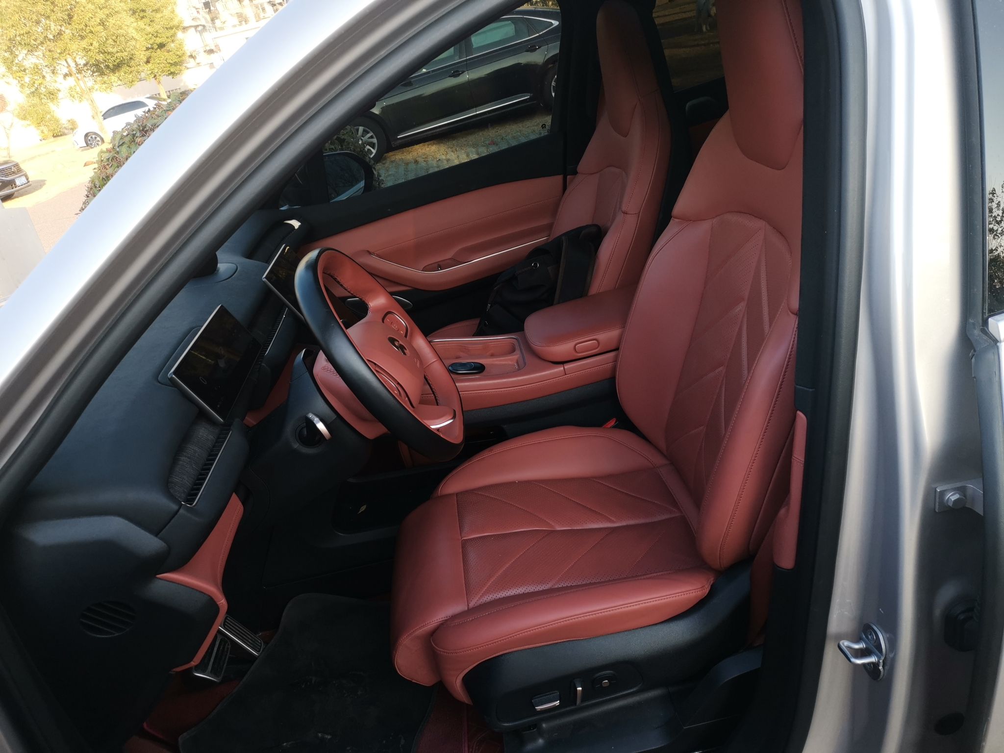 المقاعد الأمامية داخل السيارة