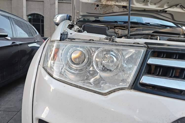 Used Mitsubishi Pajero Sport 2013 3.0L Automatic 4x4 Flagship Edition Right Front Headlight