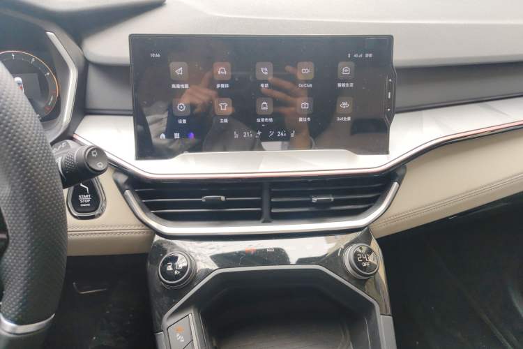 Used Lynk & Co 06 2021 1.5T Shero Pink Special Edition Audio And AC Panel