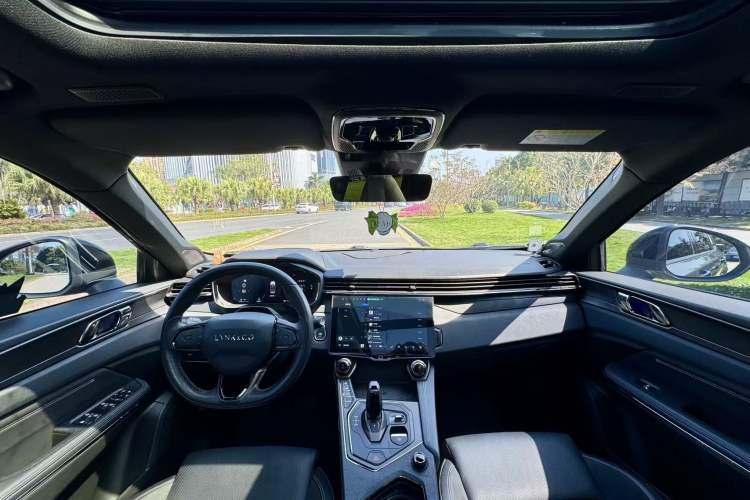 Used Lynk & Co 01 EM-P 2023 1.5TD EM-P PM Center Console