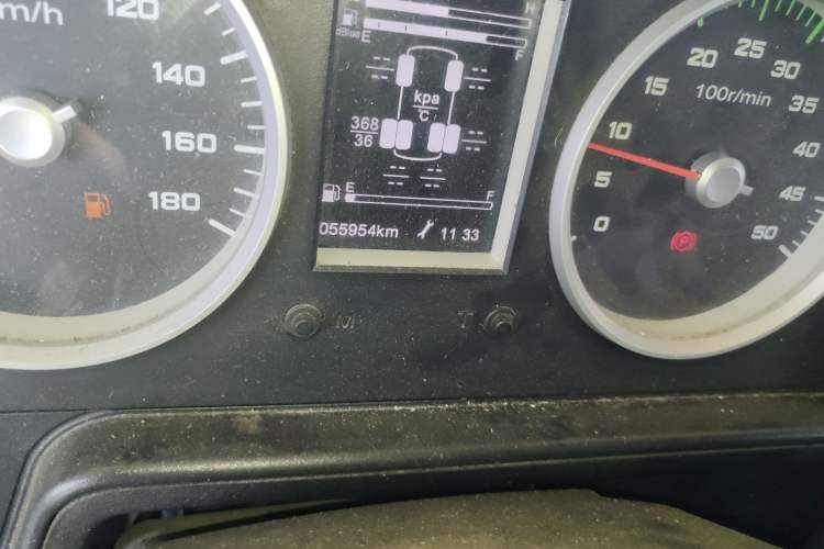 Used Iveco Daily 2021 2.5T A35 M1 Passenger Van 5-9 Seater Short Wheelbase Mid-Roof Design Dual Tires Manual Doors