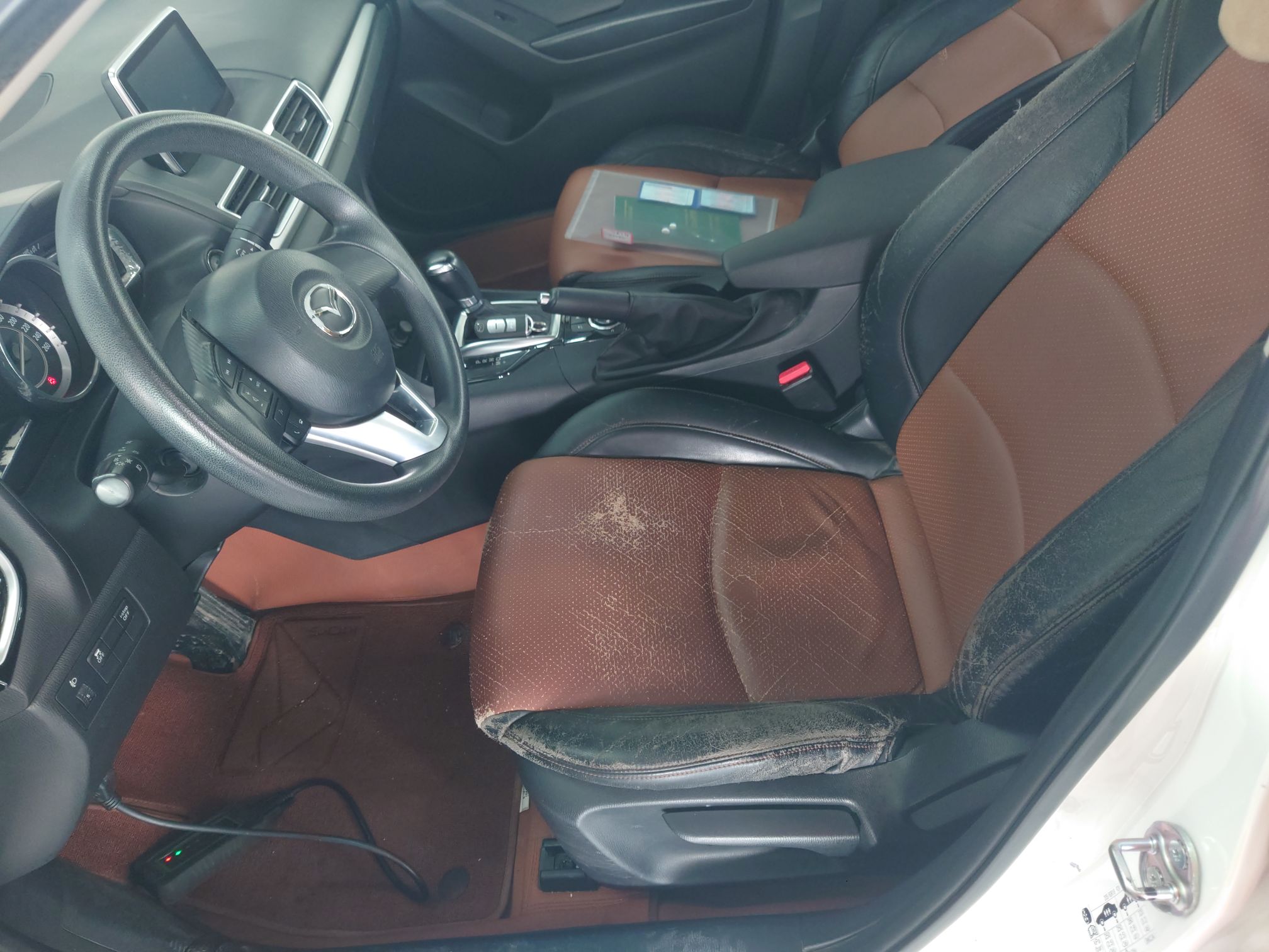 المقاعد الأمامية داخل السيارة