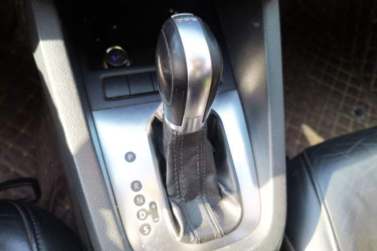 Used Volkswagen Sagitar 2012 1.4TSI Automatic Luxury Edition Gear Lever