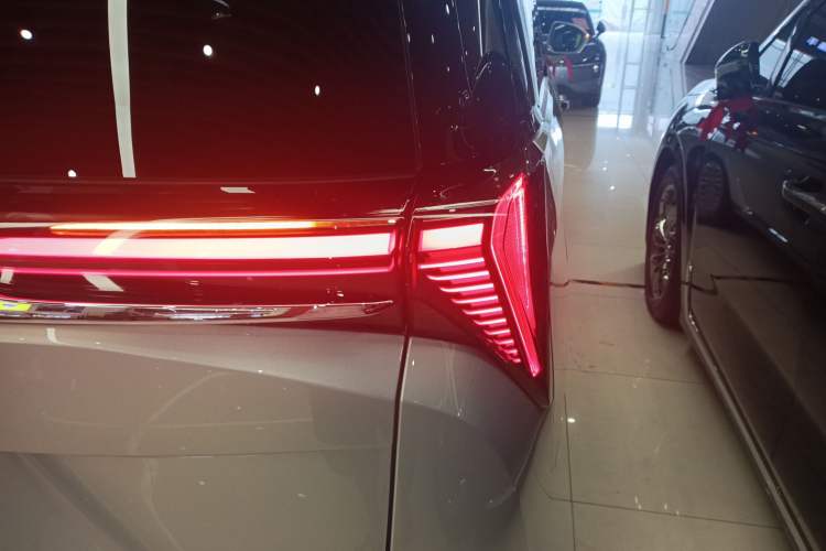 Used Buick GL8 New Energy 2024 Lu Zun Luxury Edition 7-Seater Right Rear Taillight