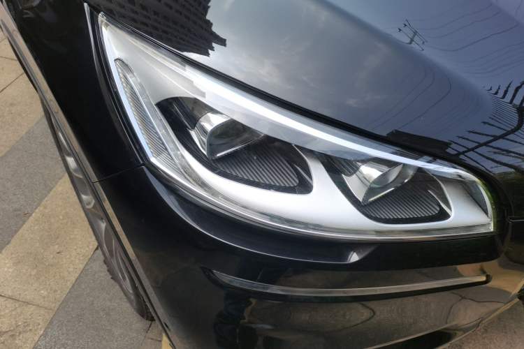 Used Lincoln Aviator 2020 3.0T V6 All-Wheel Drive Executive Version Right Front Headlight