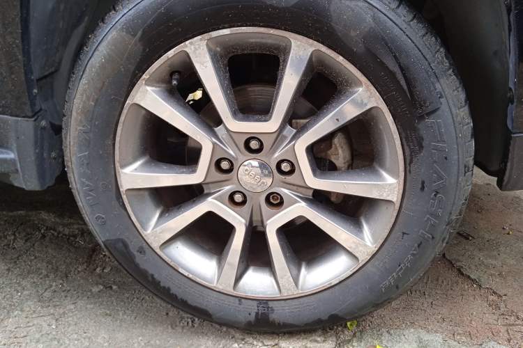 Used Jeep Compass 2014 2.4L four-wheel drive luxury version Right Front Wheel Hub