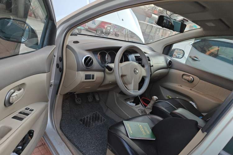 Used Nissan Livina 2010 Jingyue Edition 1.6L Manual All-Around Model Driver Seat