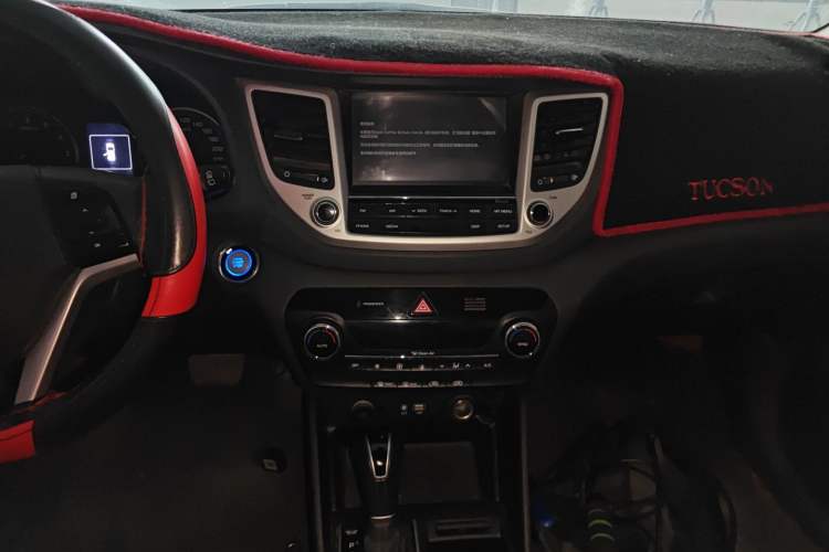 Used Hyundai Tucson 2015 1.6T Dual-Clutch Two-Wheel-Drive Smart Model Audio And AC Panel