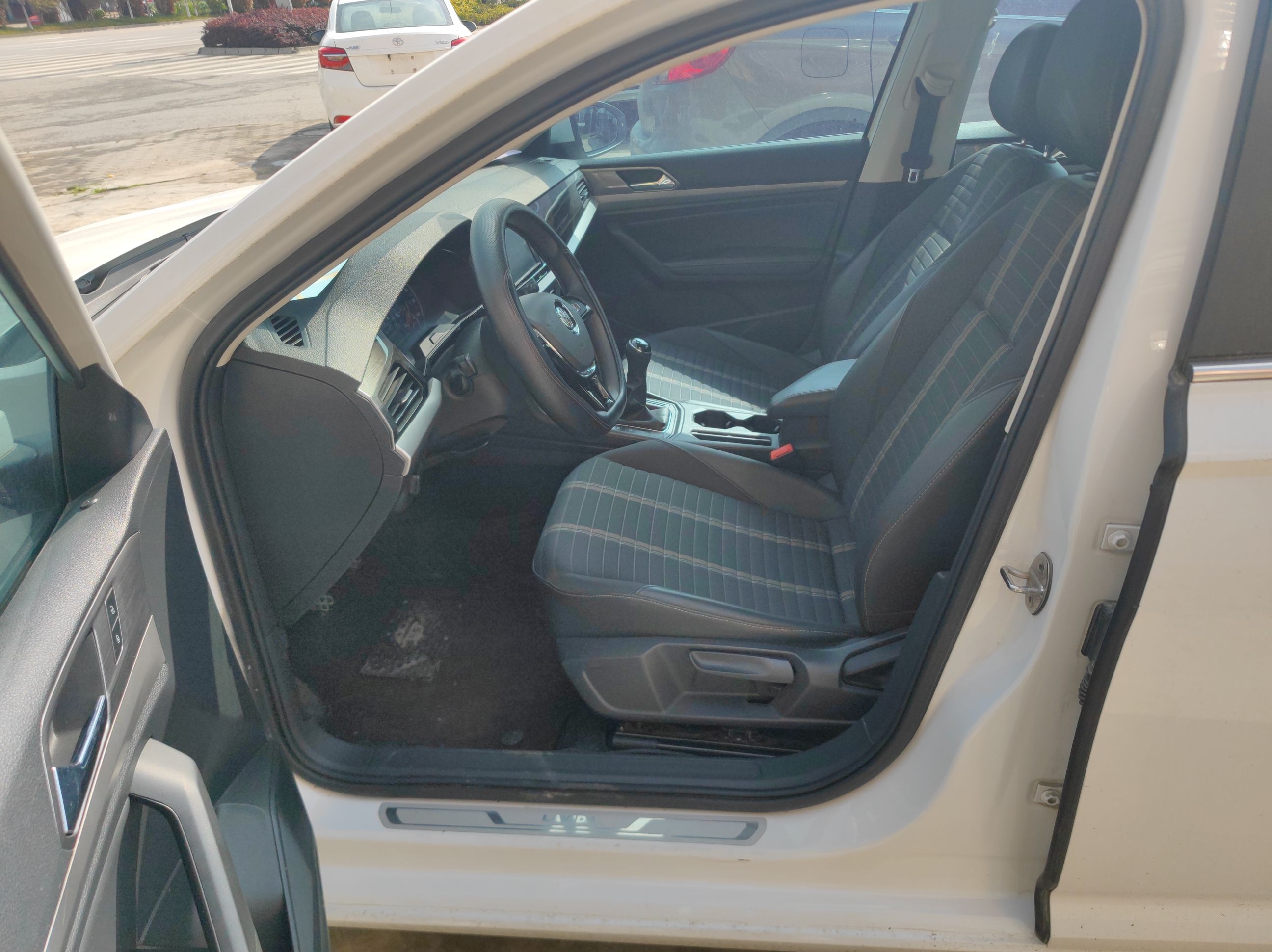 Переднее сиденье в автомобиле