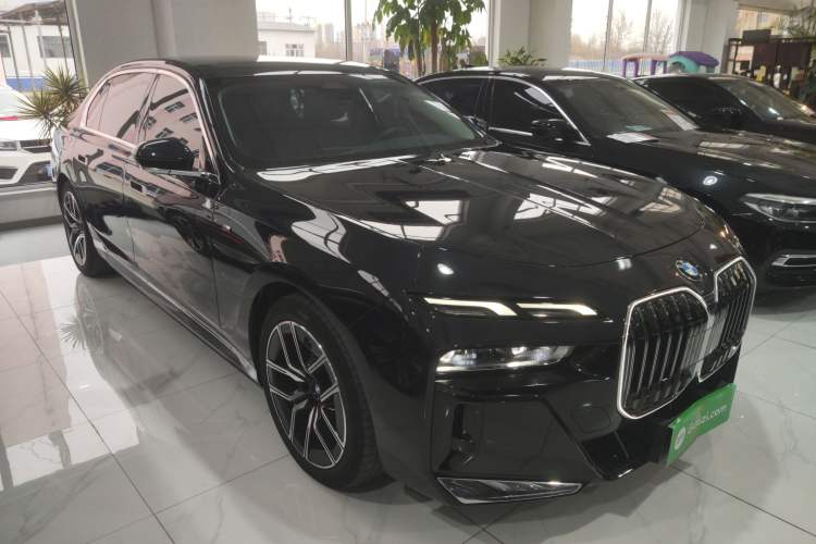 Used BMW 7 Series 2023 735Li M Sport Package Front Right 45 Deg