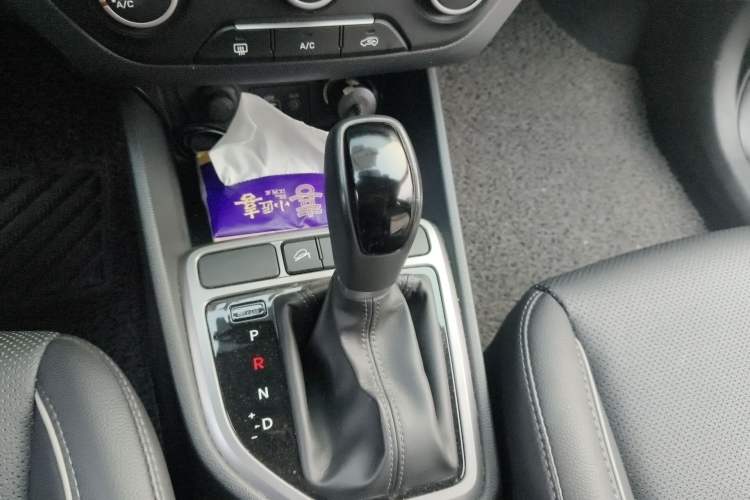 Used Hyundai ix25 2015 1.6L Automatic Two-Wheel Drive Smart GLS Trim Gear Lever