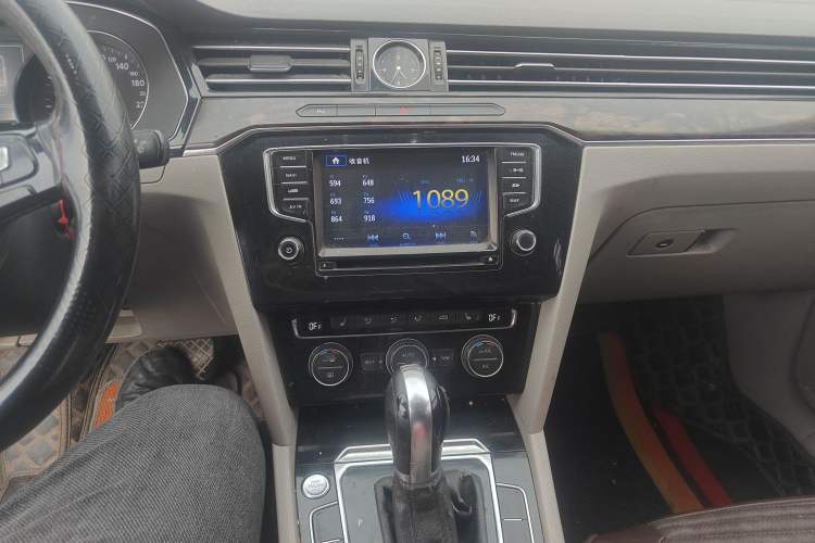 Used Volkswagen Magotan 2017 330TSI DSG Luxury Model Audio And AC Panel