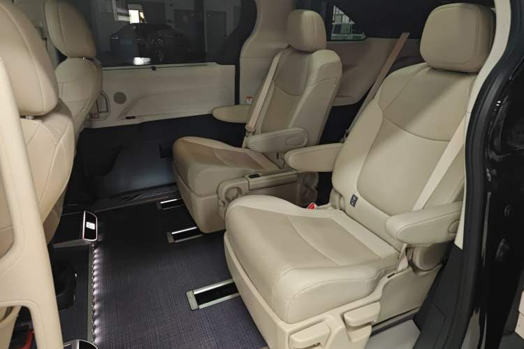 Used Toyota Granvia 2022 2.5L Hybrid Premium Edition