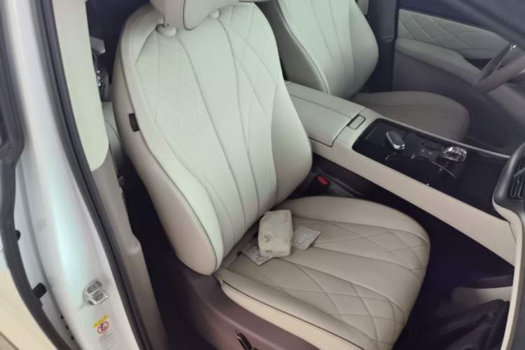 Used Denza D9 2022 DM-i 970 Four-Wheel Drive Flagship Model Right Front Seat