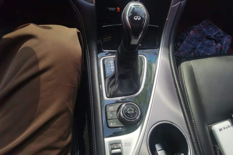 Used Infiniti Q50L 2018 2.0T Enjoyment Version China V Standard Gear Lever